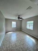 1610 NW 66th St in Miami, FL - Foto de edificio - Building Photo