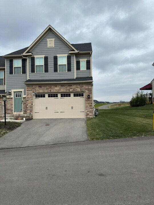 4000 Kapalua Ln in Jeannette, PA - Foto de edificio