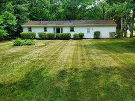 9841 Smithdale Ave NE in Hartville, OH - Building Photo