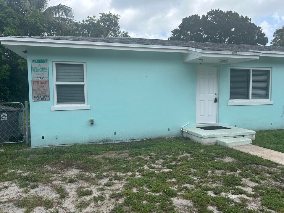5043 Clouse Rd in West Palm Beach, FL - Building Photo