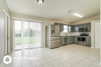 823 NE 18th St in Cape Coral, FL - Building Photo - Building Photo