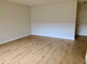 21707 Roscoe Blvd in Los Angeles, CA - Building Photo - Building Photo