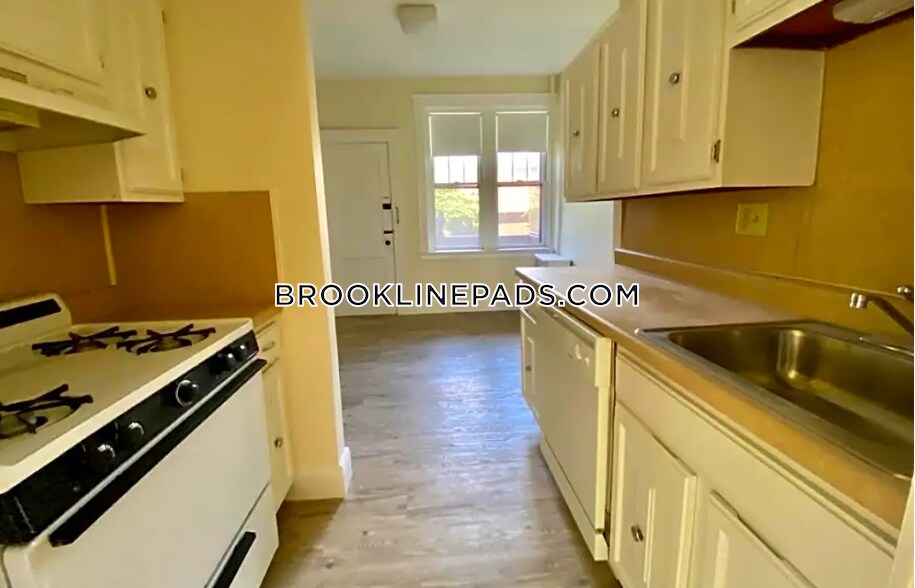 18 Alton Pl in Brookline, MA - Building Photo