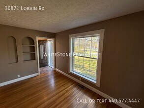 30871 Lorain Rd in North Olmsted, OH - Foto de edificio - Building Photo
