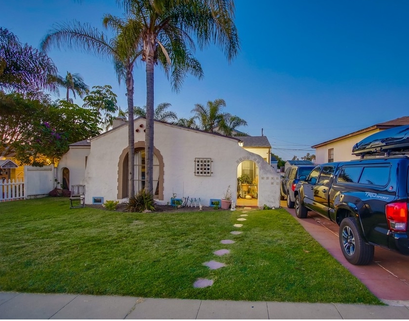 4840 Saratoga Ave in San Diego, CA - Foto de edificio