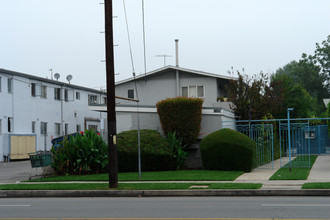 Alana Apartments in Van Nuys, CA - Building Photo - Building Photo