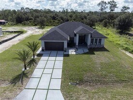 616 Maple Ave N in Lehigh Acres, FL - Building Photo