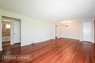 382 Collins Dr in Pittsburgh, PA - Building Photo - Building Photo