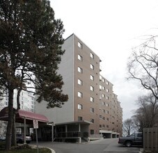 Lord Nelson Apartments in Burlington, ON - Building Photo - Building Photo