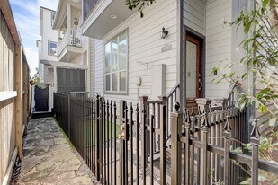 1530 W 25th St in Houston, TX - Building Photo