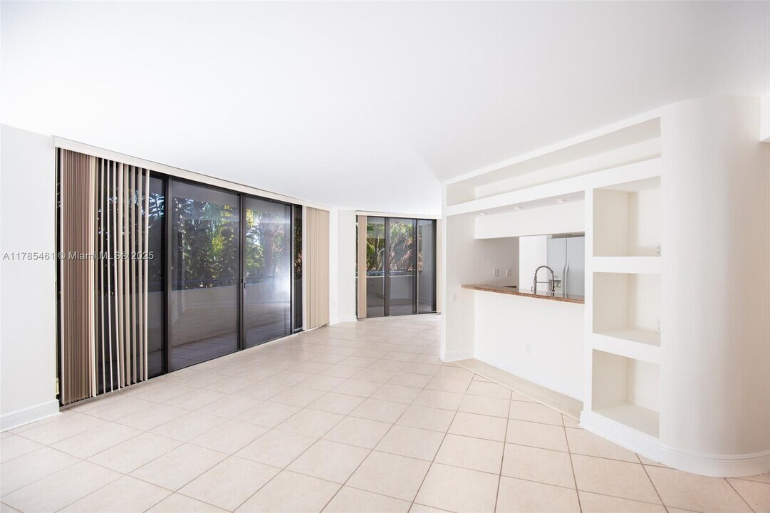 21085 NE 34th Ave in Aventura, FL - Building Photo