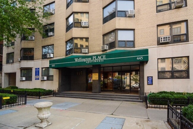 429 W Wellington Ave, Unit A05C