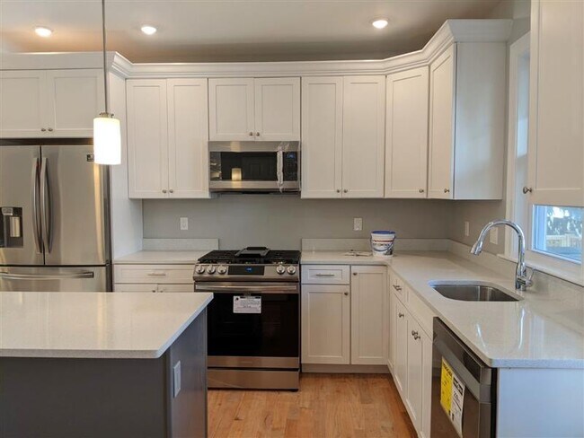 16 Bowen Ave, Unit 1 in Medford, MA - Foto de edificio - Building Photo