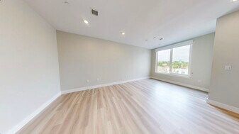 198 Green St, Unit 205 in Boston, MA - Building Photo