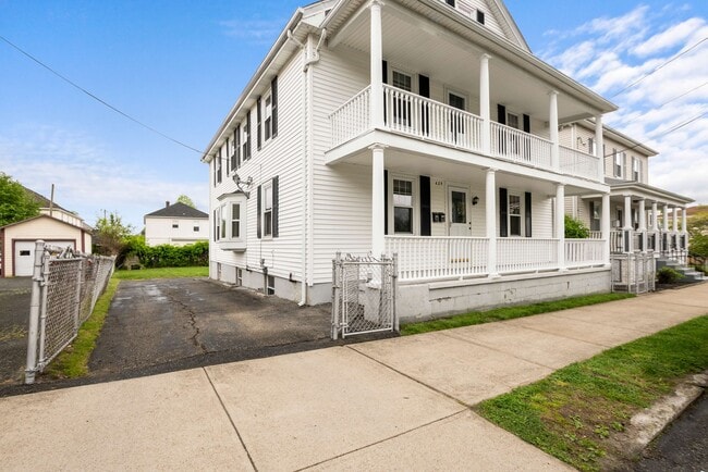 629 Wood St, Unit 1st Wood Street in Bristol, RI - Building Photo - Building Photo