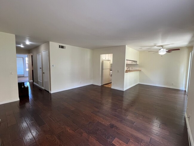 1766 Sinaloa Rd in Simi Valley, CA - Foto de edificio - Building Photo
