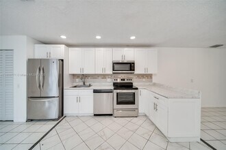 11640 NW 39th St in Coral Springs, FL - Building Photo - Building Photo