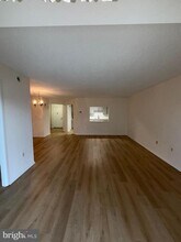 3310 N Leisure World Blvd in Silver Spring, MD - Foto de edificio - Building Photo