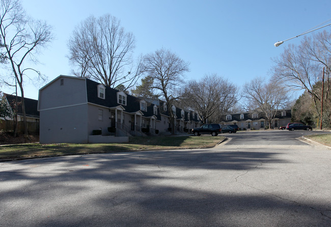 Crown Court Apartments in Raleigh, NC - Building Photo - Building Photo