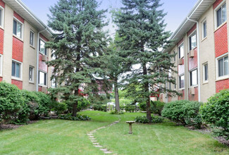 Carroll Court Apartments in St. Paul, MN - Building Photo - Building Photo