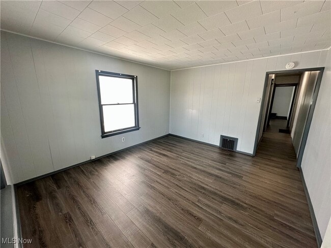 property at 1129 W Erie Ave