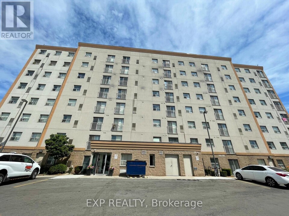 593-593 Strasburg Rd in Kitchener, ON - Building Photo