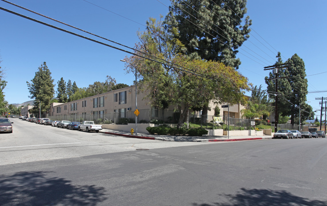 Mountain View Manor Apartments in Sylmar, CA - Building Photo