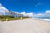 208 90th St in Surfside, FL - Foto de edificio - Building Photo