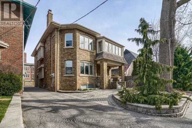 4 Oriole Gardens in Toronto, ON - Building Photo - Building Photo