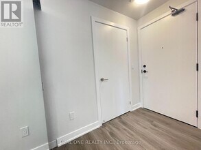 430 Square One Dr in Mississauga, ON - Building Photo - Building Photo