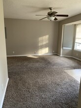 1004 Caroline Dr in Oak Grove, KY - Foto de edificio - Building Photo