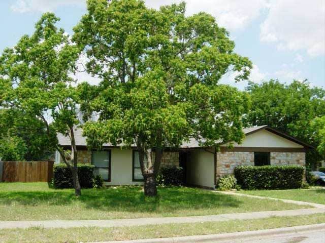 3902 Rolling Hill