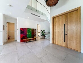 561 Warren Ln in Key Biscayne, FL - Foto de edificio - Building Photo