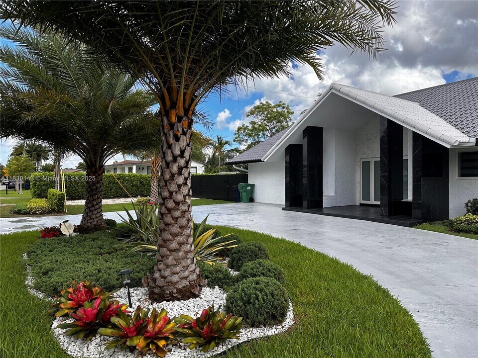 9955 NW 28th Terrace in Doral, FL - Building Photo