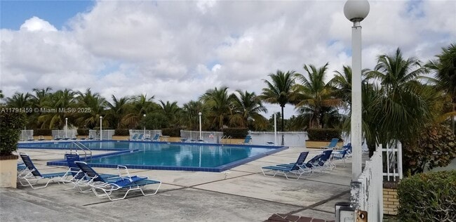 14201 N Kendall Dr in Miami, FL - Building Photo - Building Photo