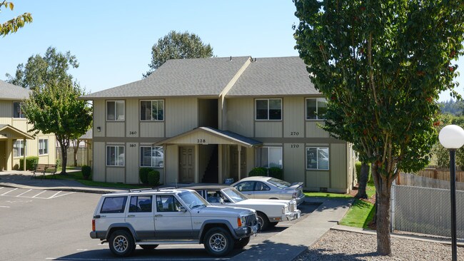 Stoneway Plaza Apartments in Salem, OR - Building Photo - Building Photo