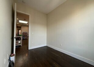 5438 Arnold Ave, Unit 2R in Maspeth, NY - Foto de edificio - Building Photo