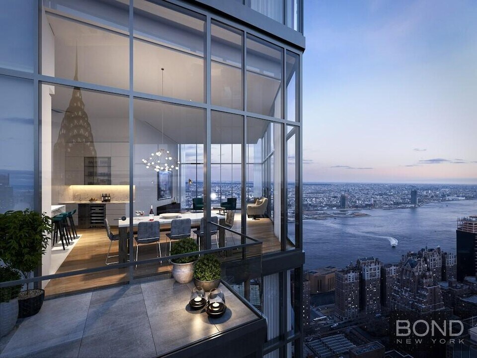 222 E 44th St in New York, NY - Building Photo