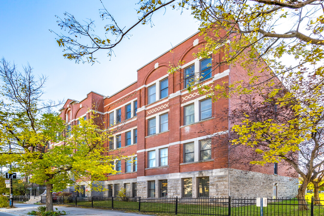 387 E Rue Beaubien in Montréal, QC - Building Photo