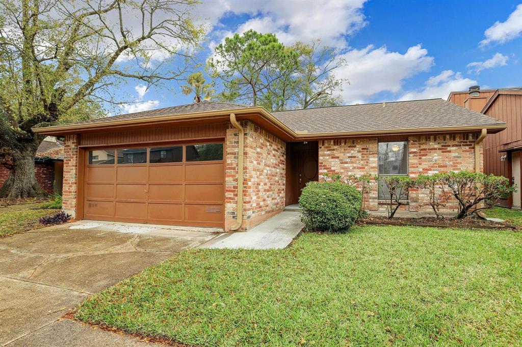 5006 Birchmont Dr in Houston, TX - Building Photo
