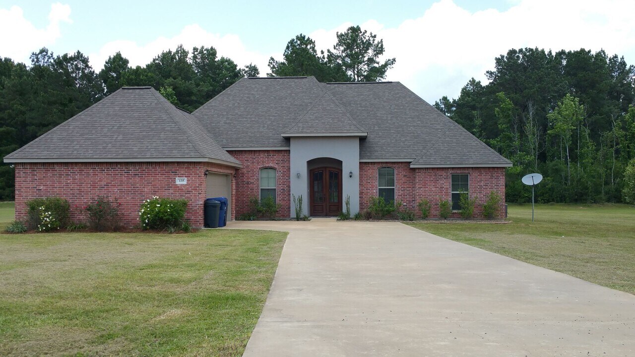 135 Eagle Pt Dr in Leesville, LA - Building Photo