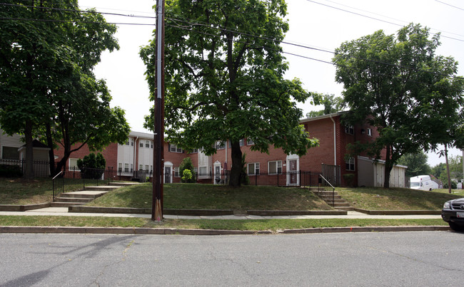 4301 Ponds St NW in Washington, DC - Foto de edificio - Building Photo