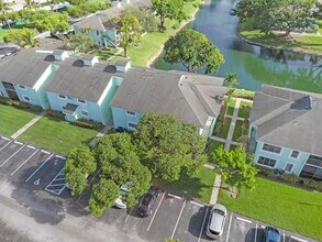 8771 NW 39th St in Sunrise, FL - Building Photo - Building Photo