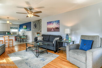 42 Abbott Ave in Ocean Grove, NJ - Foto de edificio - Building Photo