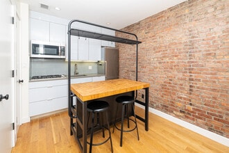 245 E Second St in New York, NY - Foto de edificio - Building Photo