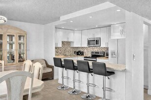 20401 NE 30th Ave in Aventura, FL - Building Photo