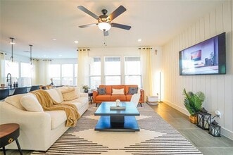 7557 Donnelly Ave in Dallas, TX - Foto de edificio - Building Photo