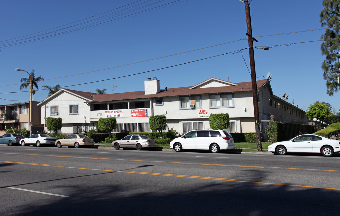 Royal Pines Apartments in Reseda, CA - Building Photo