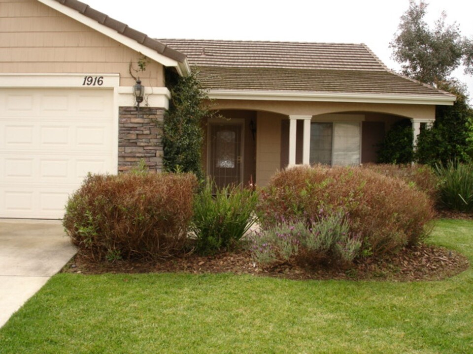 1916 Pinehurst Dr in Merced, CA - Foto de edificio