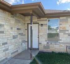 1375 Loop 332 in Liberty Hill, TX - Building Photo